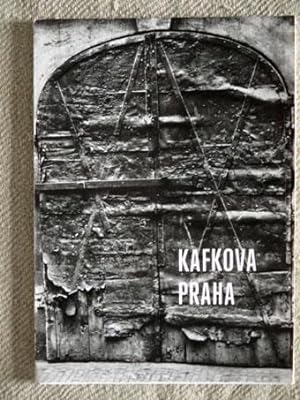 Kafkova Praha. 12 Schwarzweiß-Fotografien im Format 15 x 21 cm.