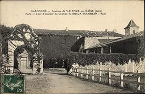 Bild des Verkufers fr Ansichtskarte / Postkarte Valence sur Baise environs Gers, Porte et Cour d'honneur du Chateau du Busca Maniban zum Verkauf von akpool GmbH