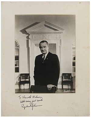 Bild des Verkufers fr Lyndon B. Johnson, 36th president of the United States, black & white photographic portrait by Arnold Newman, inscribed and signed Black & white photographic portrait of Lyndon B. Johnson, 36th POTUS, by renowned photographer Arnold A. Newman. zum Verkauf von Shapero Rare Books