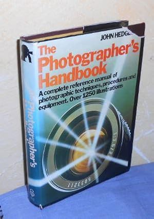 The Photographer's Handbook. A complet reference manual of photographic techniques, procedures an...