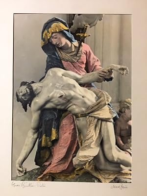 Pieta. Handkolorierter Silbergelatine-Abzug, lose unter Passepartout montiert (21 x 29 cm Bildfor...