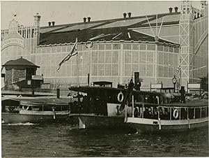 Arrivee a l'Exposition en bateau (Original photograph from the 1897 film)