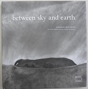 Bild des Verkufers fr Between Sky & Earth Liberto Macarro (Imago Mundi) zum Verkauf von Midway Book Store (ABAA)