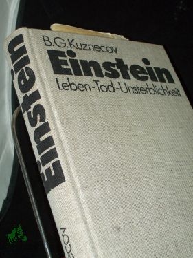 Imagen del vendedor de Einstein : Leben, Tod, Unsterblichkeit / B. G. Kuznecov. In dt. Sprache hrsg. von H. Fuchs. Mit e. Geleitw. von H.-J. Treder. [Aus d. Russ. bers. von Siegfried Wollgast unter Mitw. von Helmut Fuchs] a la venta por Antiquariat Artemis Lorenz & Lorenz GbR