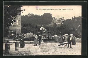 Carte postale Le Charmel, Fontaine Publique et vue sur le Chateau