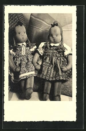 Ansichtskarte Stoff-Puppen liegen in den Kissen