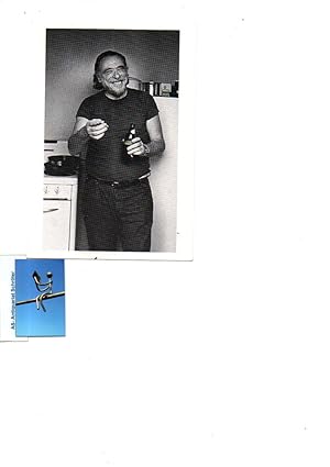 Seller image for Signierte schwarz-weiss Postkarte. Rckseitig von der Fotografin gewidmet und signiert. Motiv: Charles Bukowski mit Bierflasche am Khlschrank stehend. "Charles Bukowski Series B4". for sale by Antiquariat Schrter -Uta-Janine Strmer