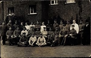 Foto Ansichtskarte / Postkarte Essen im Ruhrgebiet Nordrhein Westfalen, Soldaten in Uniformen, La...