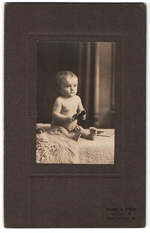 Bild des Verkufers fr Fotografie Hermann Krtzer, Dresden-A., Portrait niedliches Baby mit Puppe auf Fell sitzend zum Verkauf von Bartko-Reher