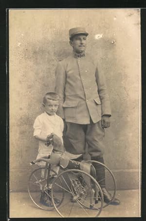 Ansichtskarte Junge steht mit seinem Soldaten-Vater neben dem Schaukelpferd