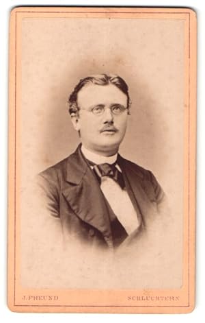 Bild des Verkufers fr Fotografie J. Freund, Schlchtern, Portrait stattlicher Herr mit Brille zum Verkauf von Bartko-Reher