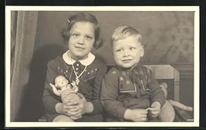 Ansichtskarte niedliches Kinderpaar mit Puppe im Arm