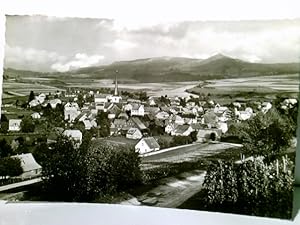 Poppenhausen mit Wasserkuppe a. d. Rhön. Alte AK s/w. ge. ca 1960. Panoramablick über den Ort und...