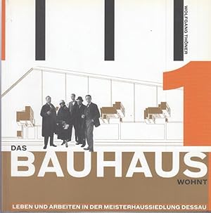 Bild des Verkufers fr Das Bauhaus wohnt. Leben und Arbeiten in der Meisterhaussiedlung Dessau. zum Verkauf von Antiquariat Carl Wegner