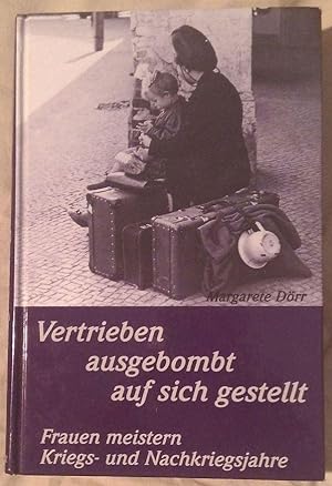 Bild des Verkufers fr Vertrieben - ausgebombt - auf sich gestellt. Frauen meistern Kriegs- und Nachkriegsjahre zum Verkauf von Klaus Kreitling