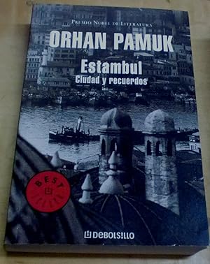 Imagen del vendedor de Estambul ciudad y recuerdos. Traduccin Rafael Carpintero a la venta por Outlet Ex Libris
