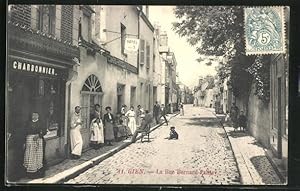 Carte postale Gien, La Rue Bernard-Palissy, Hotel des 3 Voyageurs