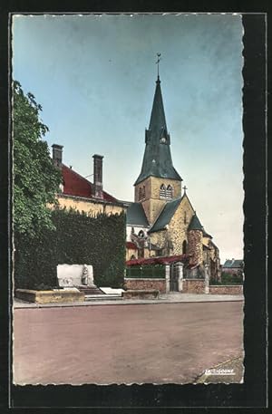 Carte postale Suippes, l'Eglise et le monument du souvenir