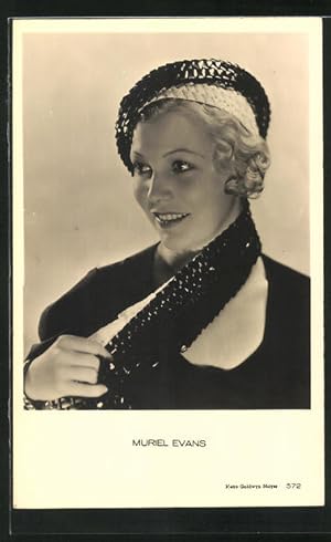 Ansichtskarte Schauspielerin Muriel Evans mit Schal und Mütze