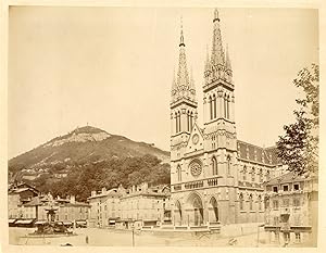 France, Voiron, l'église Saint-Bruno et le Mont-Tolvon