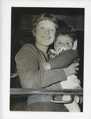 Seller image for Marina Vlady et son fils Igor for sale by photovintagefrance