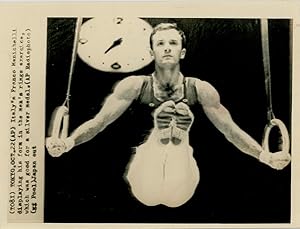 Image du vendeur pour Franco Menichelli Champion olympique de Gymnastique  Tokyo. mis en vente par photovintagefrance