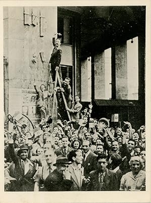 Rome, 24 juillet 1943, arrestation de Mussolini, foule en liesse