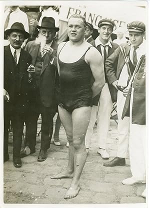 Albert Vandeplanke gagne la traversée de Paris à la nage