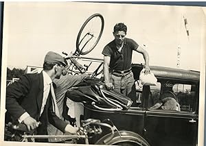 Le cycliste Hollandais Reyner arrive sur le circuit de Montlhéry, 1933