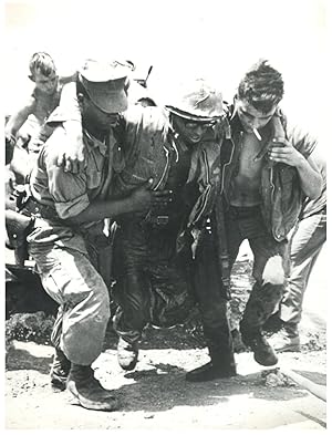 Vietnam, Hue, Soldats américains secourant un blessé, août 1968