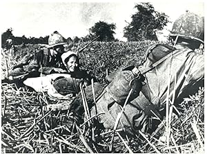 Vietnam, des soldats américains protégent des civils, mars 1966