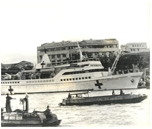 Vietnam, Saigon, le navire hôpital Helgolan, quai Bach Dang, septembre 1966