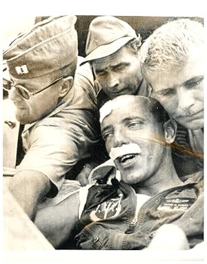 Vietnam, le pilote de bombardier Harry D. Dewitt, repêché en mer de Chine, décembre 1965