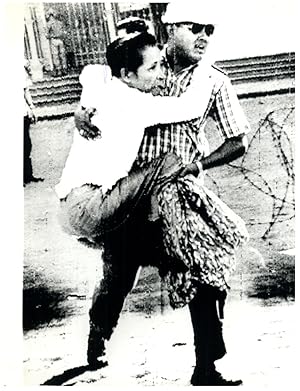 Vietnam, Saigon, couple fuyant la poste centrale suite à une explosion, mai 1969
