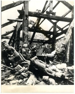 Vietnam, Na Ting, un temple bouddhiste bombardé, avril 1965