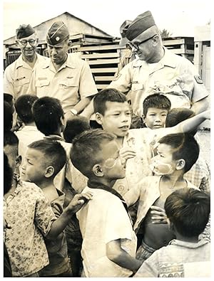 Vietnam, des soldats américains et des enfants