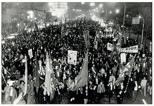 Japon, manifestants à Tokyo contre le traité de ratification sud-Corée, 1965