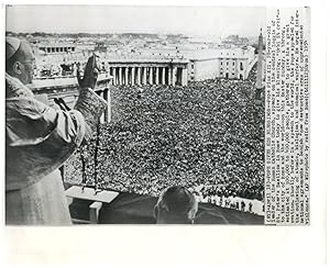 Vatican, Pope Pius XII blessing "Urbi et Orbi"