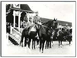 Image du vendeur pour Yougoslavie, Roi Alexandre Ier de Yougoslavie  une revue militaire mis en vente par photovintagefrance