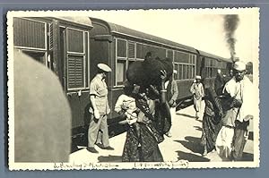 India, Bombay, Sur le Quai d'une Gare. Train pour Mont Abou