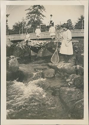 France, Le Plessis, Enfants pêchant sur une rivière, 1914, Vintage silver print