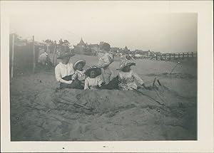France, La Baule, Enfants et maman sur la plage, 1913, Vintage silver print