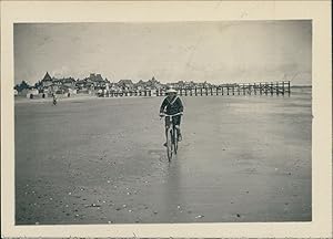 France, La Baule, Garçon sur sa bicyclette, 1909, Vintage silver print