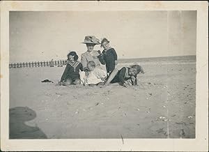 France, La Baule, Mère et enfants sur la plage, 1909, Vintage silver print