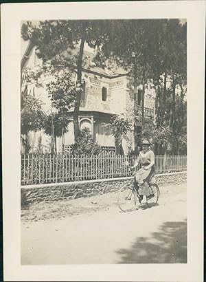 France, La Baule, Femme sur sa bicyclette, 1912, Vintage silver print