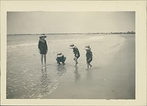 France, La Baule, Enfants sur la plage, 1910, Vintage silver print