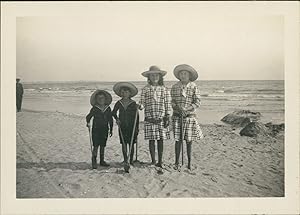 France, La Baule, Enfants sur la plage, 1912, Vintage silver print