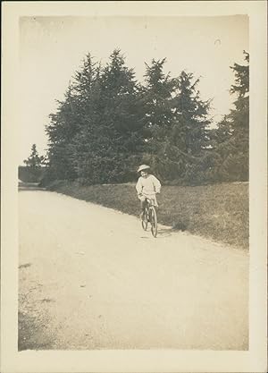 France, Le Plessis, Fillette à bicyclette, 1909, Vintage silver print