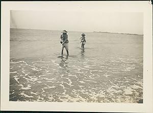 France, La Baule, Enfants jouant dans l'eau, 1913, Vintage silver print