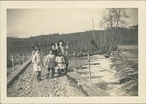 France, Le Plessis, Enfants sur un pont, 1912, Vintage silver print